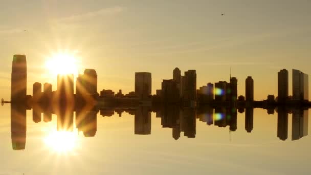Skyline sziluettek tükröző vízben - Felvétel, videó