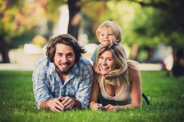 Jeune belle famille heureuse au parc
 - Photo, image