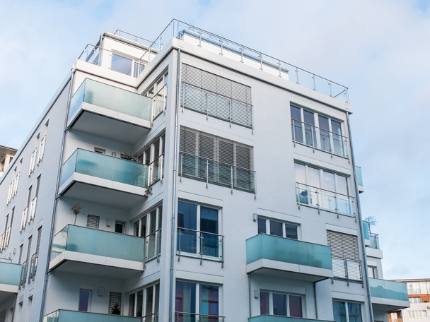 Immeuble d'appartements à faible hauteur avec petits balcons
 - Photo, image