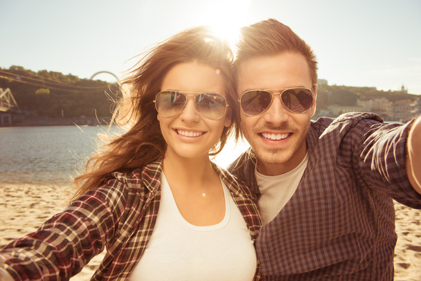 Two lovers making a selfie photo near the river, close-up photo - Fotoğraf, Görsel