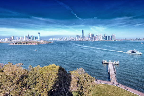 Джерсі-Сіті і Манхеттен, як видно з статуя свободи - Фото, зображення