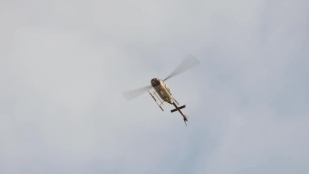 Politie helikopter vliegend door veiligheid achtergrond - Video