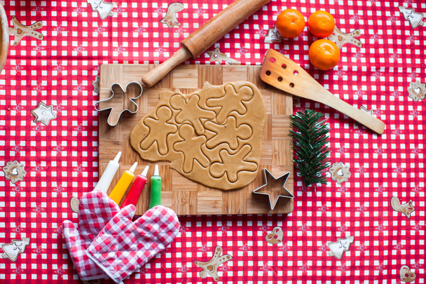Різдвяне імбирне печиво і форми для випічки напередодні Різдва
 - Фото, зображення