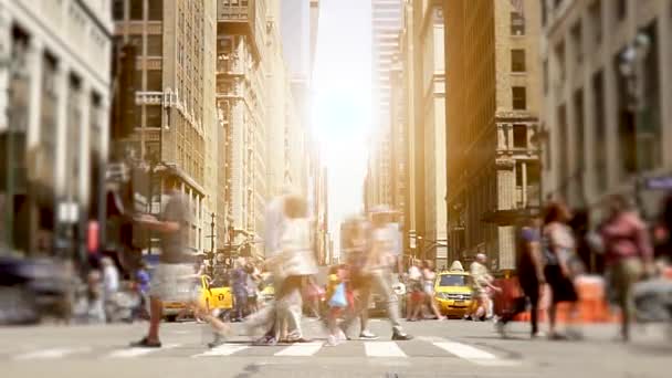 τους ανθρώπους που περπατούν στην πόλη της Νέας Υόρκης οδό - Πλάνα, βίντεο