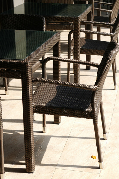 черный плетеный стул и стол на террасе
 - Фото, изображение