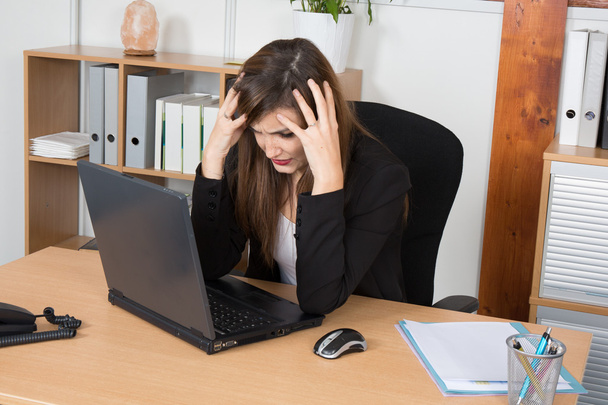Épuisée, femme d'affaires stressée dans son bureau lumineux
 - Photo, image