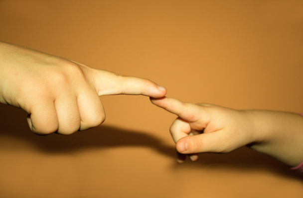 молоді дитячі руки торкаються один одного
 - Фото, зображення