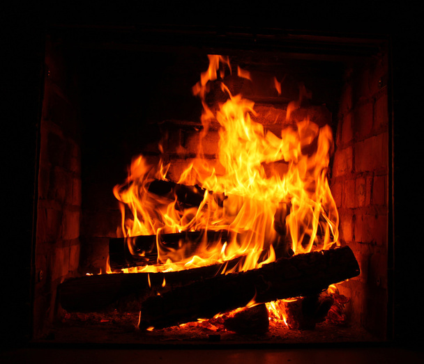 Огонь в горящем камине зимой крупным планом
 - Фото, изображение