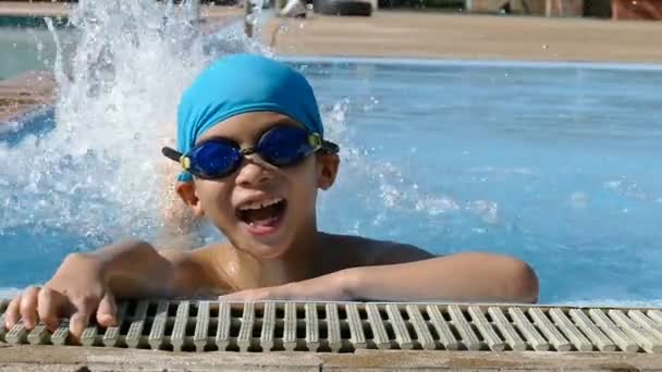 chlapec se bavit v bazénu, zpomalené - Záběry, video