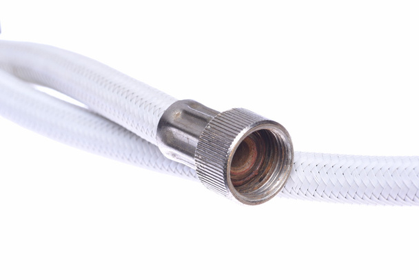 Tubo de mangueira de metal flexível isolado com fundo branco
 - Foto, Imagem