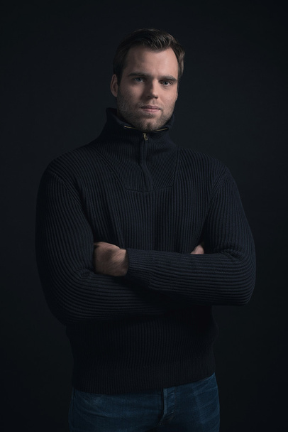 Зимова мода чоловік в светрі
 - Фото, зображення