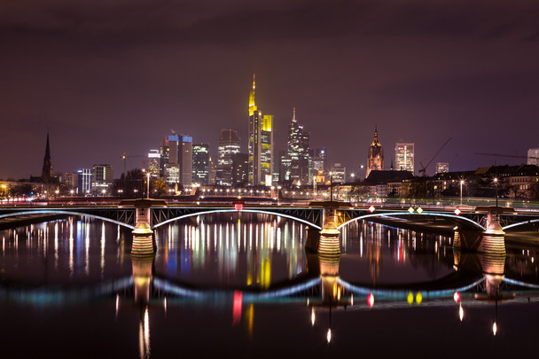 Frankfurter Skyline bei Nacht - Foto, Bild