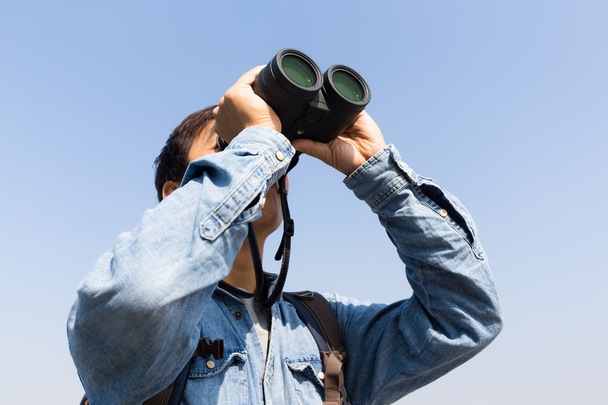Homem olhando thoguh binocular e segurar
 - Foto, Imagem