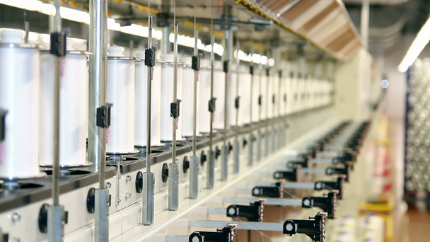 Przemysłu włókienniczego - Przędza wątek uruchomiony w maszynie - Materiał filmowy, wideo