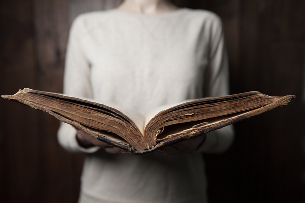 Frau reicht Bibel. sie liest und betet in einer Bibel - Foto, Bild