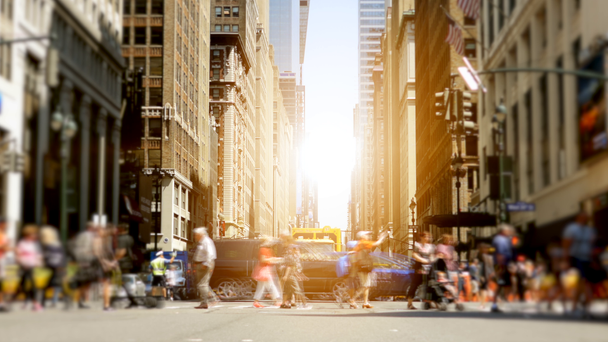 pessoas andando na rua de Nova York
 - Filmagem, Vídeo