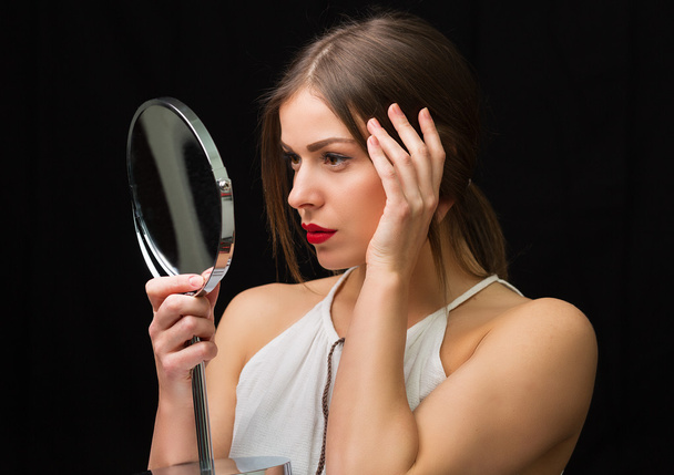 Femme avec un miroir
 - Photo, image