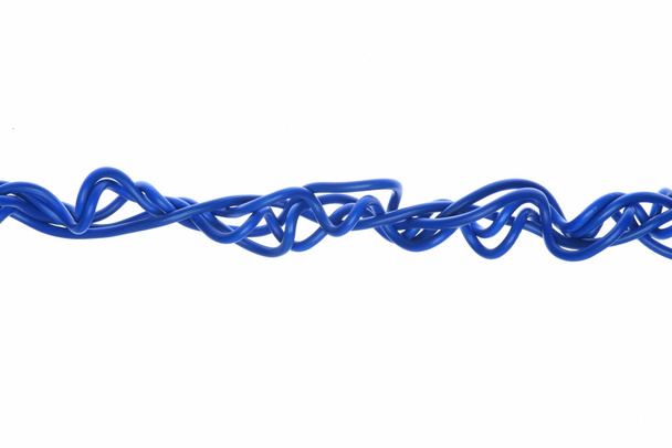 Синий электрический кабель на белом фоне
 - Фото, изображение