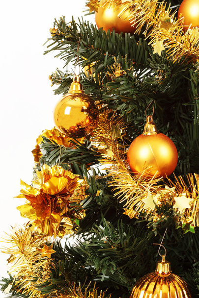 gele gedecoreerde kerstboom  - Foto, afbeelding