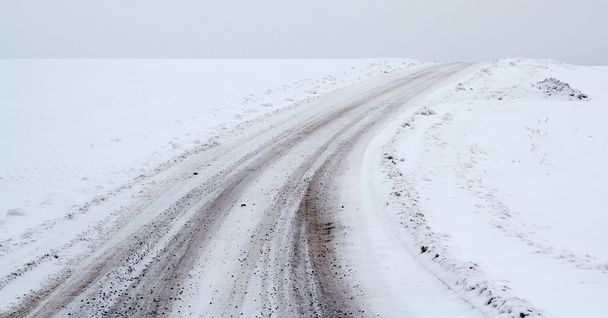 Krajobraz zimowy z drogą wiejską - Zdjęcie, obraz