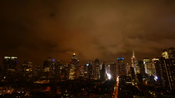 σύννεφα κινείται πάνω από τα κτίρια του ουρανοξύστη - Πλάνα, βίντεο