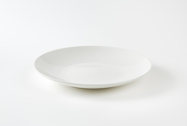 縁なしのホワイト スープ皿 - 写真・画像