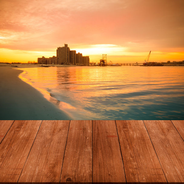 Вид на теплый восход солнца на побережье с темных деревянных трапов или бр.
 - Фото, изображение