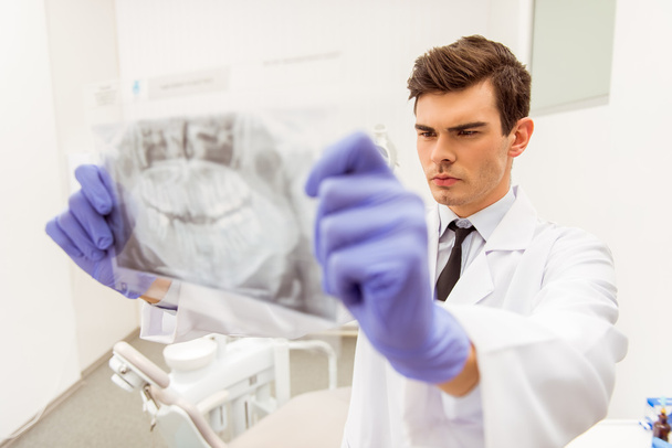 Odontólogo profesional
 - Foto, imagen