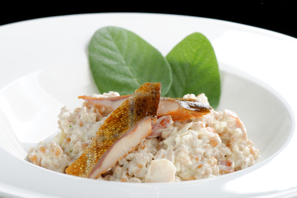 Brązowy ryż risotto z ryby wędzone - Zdjęcie, obraz