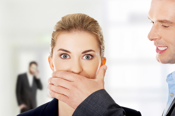 Man covering womans mouth - Foto, Imagem
