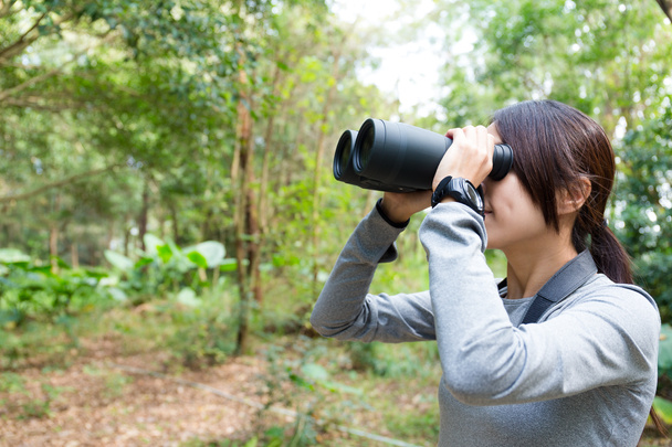 donna che utilizza binocoli nella foresta
 - Foto, immagini