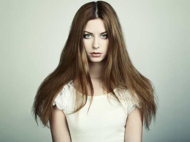 mode foto van een jonge vrouw met rood haar - Foto, afbeelding