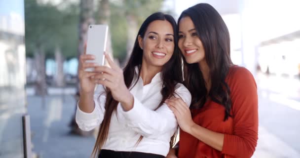 Frauen posieren für Selfie - Filmmaterial, Video
