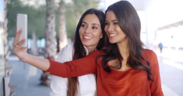 mulheres posando para selfie
 - Filmagem, Vídeo