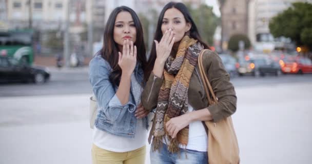 Frauen flirten mit der Kamera und pusten Küsse - Filmmaterial, Video