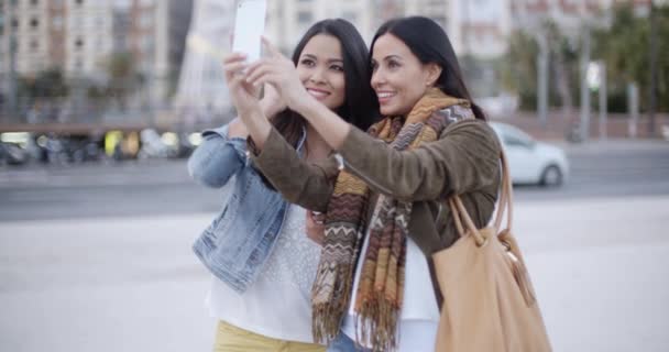 mulheres posando juntos para selfie
 - Filmagem, Vídeo