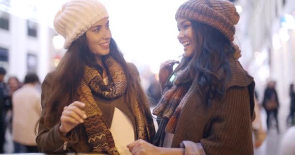 las mujeres en la moda de invierno de pie al aire libre
 - Metraje, vídeo