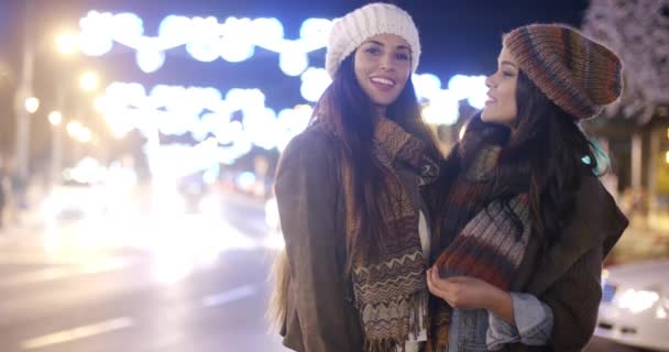Naispuoliset ystävät nauttivat yö kaupungissa
 - Materiaali, video