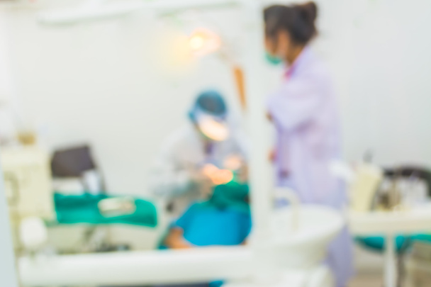 immagine sfocata della bambina seduta nello studio dentistico per l'uso in background. - Foto, immagini