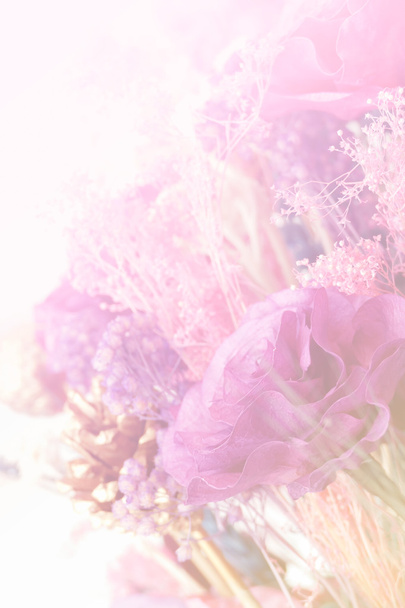μπουκέτο με τεχνητό λουλούδι με φίλτρο χρώματος και απαλή εστίαση - Φωτογραφία, εικόνα