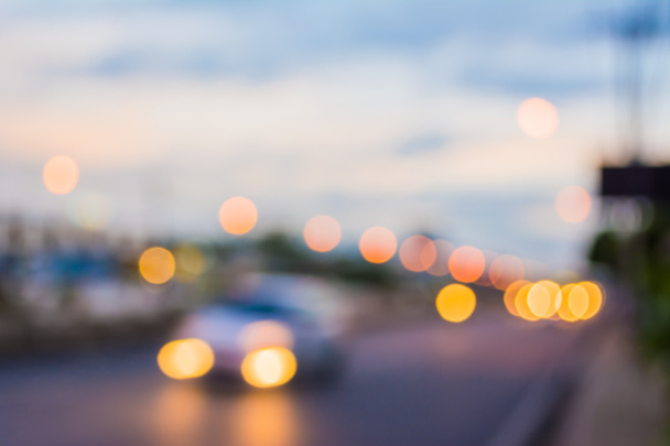 obrázek rozmazané auto na silnici ve večerních hodinách pro použití na pozadí . - Fotografie, Obrázek