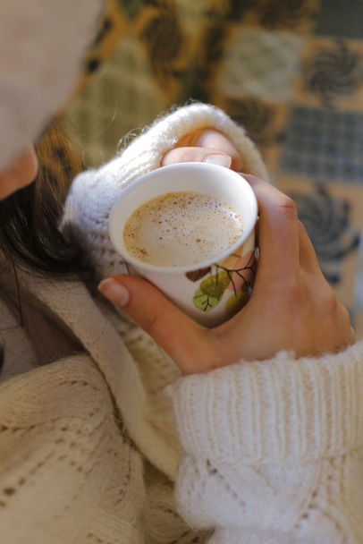 Um cappuccino copo com mão de mulher
 - Foto, Imagem