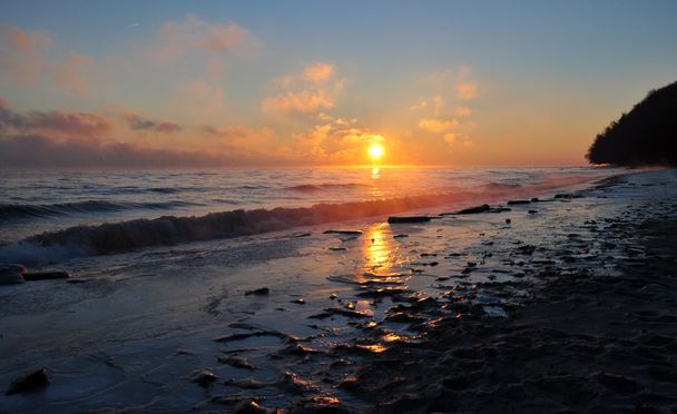 Belo nascer do sol de inverno sobre o mar Báltico na Polônia
 - Foto, Imagem