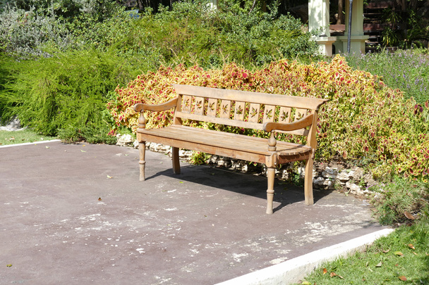 деревянная скамейка в парке - Фото, изображение
