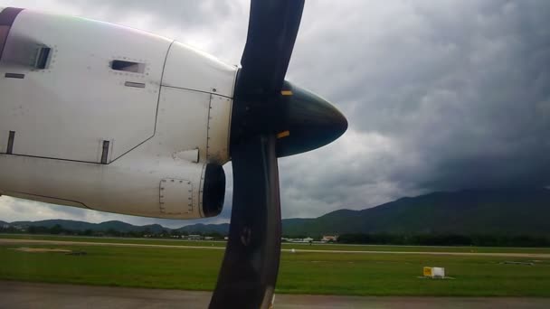 propeller repülőgép indul a forgatás - Felvétel, videó
