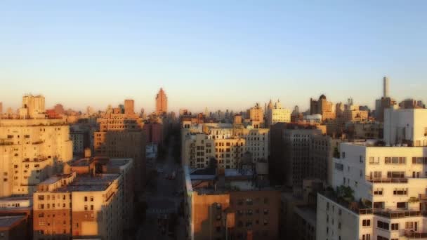 kaupungin horisonttiin auringonlaskun aikaan - Materiaali, video