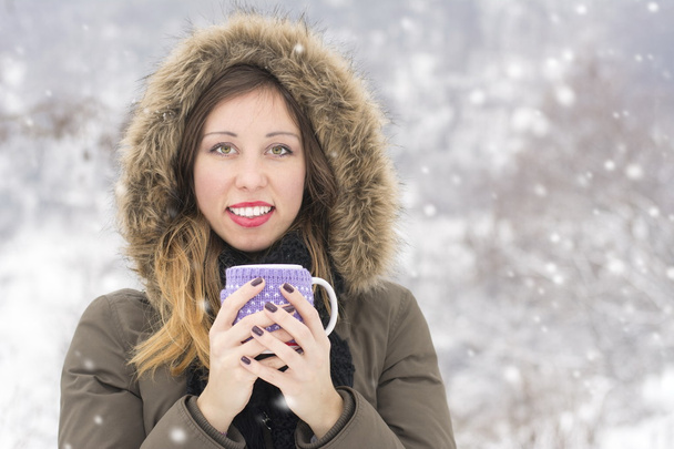 Όμορφη κοπέλα με φλιτζάνι τσάι την ημέρα χιονισμένο - Φωτογραφία, εικόνα