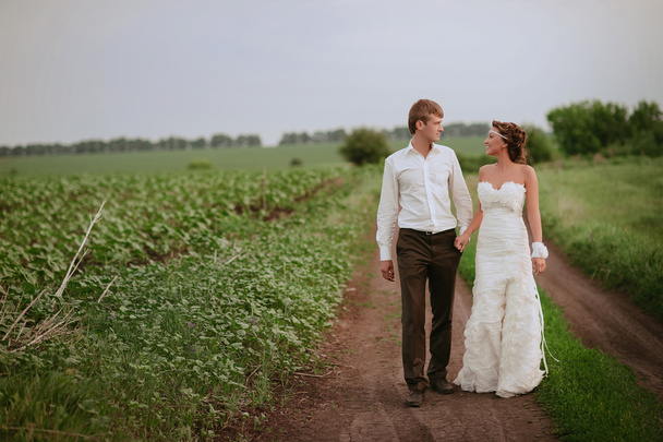 The bride and groom go and smile - Fotografie, Obrázek