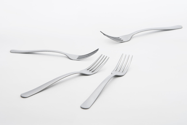Tenedor de plata sobre fondo blanco
 - Foto, imagen