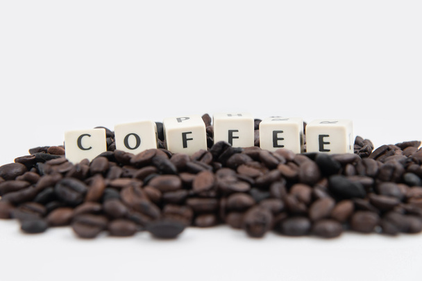 CAFÉ texto cubo branco sobre fundo branco E grãos de café fundo
 - Foto, Imagem